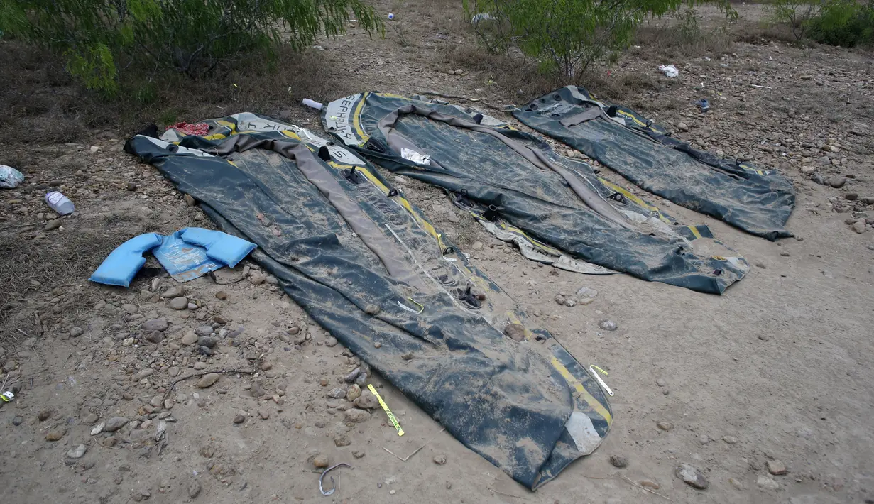 Rakit tiup yang dibuang tergeletak di tepi sungai Rio Grande setelah digunakan untuk menyelundupkan migran untuk memasuki AS, di Roma, Texas pada 28 Maret 2021. Roma, kota berpenduduk 10.000 orang di Lembah Rio Grande Texas itu adalah pusat penyeberangan ilegal terbaru. (AP/Dario Lopez-Mills)