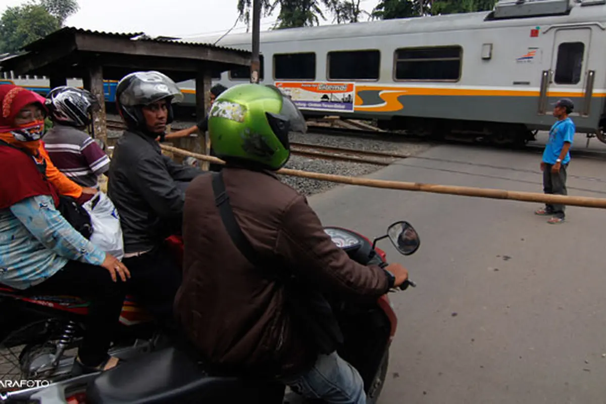 perlintasan-kereta-131217b.jpg