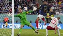 Striker Timnas Prancis, Kylian Mbappe berhasil menjebol gawang Denmark yang dijaga Kasper Schmeichel dalam pertandingan Grup D Piala Dunia 2022 di Stadium 974, Qatar, Sabtu (26/11/2022). (AP Photo/Martin Meissner)