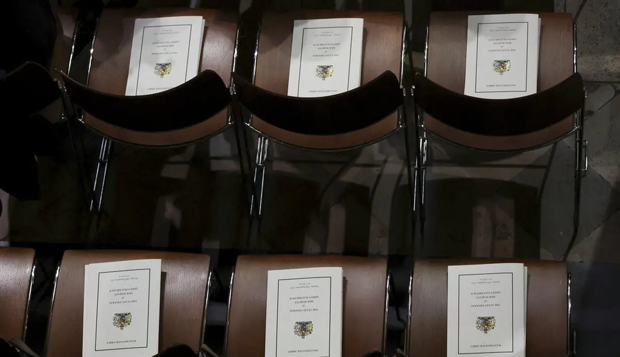 Buku acara pemakaman Ratu Elizabeth II diletakkan di kursi Westminster Abbey, London, 19 September 2022. (Foto: AP Photo/Frank Augstein, Pool)