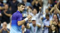 Petenis Serbia, Novak Djokovic merayakan kemenangan atas Matteo Berrettini dari Italia pada perempat final AS Terbuka 2021 di Arthur Ashes Stadium, New York, Kamis (9/9/2021). Petenis nomor satu dunia itu melaju ke semifinal AS Terbuka usai menang 5-7, 6-2, 6-2, 6-3. (Elsa/Getty Images/AFP)