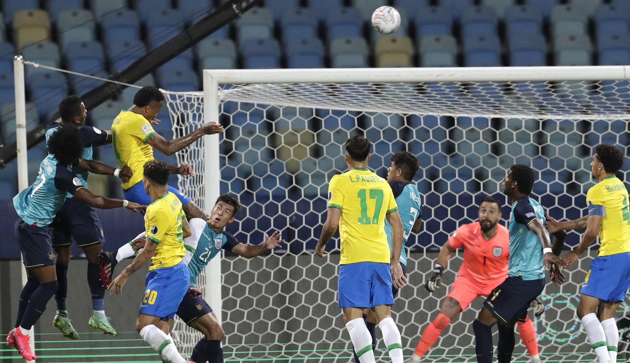 Brasil tampil menekan, dan akhirnya gol tercipta pada menit ke-37. Eder Militao sukses mengkonversi umpan Everton Soarez dari sisi kanan penyerangan. Papan skor berubah menjadi 1-0 dengan keunggulan brasil dan berlangsung hingga waktu turun minum. (Foto: AP/Eraldo Peres)