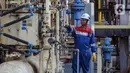 Kilang Cilacap saat ini telah menyelesaikan proyek green refinery phase 1 dan akan dikembangkan dengan phase 2 yang bertujuan untuk meningkatkan kapasitas pengolahan Hydrotreated Vegetable Oil (HVO) dari saat ini 3 KBPD menjadi 6 KBPD serta kemampuan untuk meningkatkan komponen nabati pada SAF dari 2,4 persen menjadi 100 persen. (Liputan6.com/Angga Yuniar)