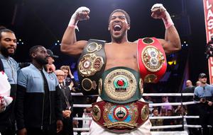 Petinju Anthony Joshua merayakan kemenangannya atas Andy Ruiz Jr dalam kejuaraan tinju kelas berat dunia di Diriyah Arena, Riyadh, Arab Saudi, Minggu (8/12/2019). Anthony Joshua menang angka mutlak atas Andy Ruiz Jr. (Nick Potts/PA via AP)