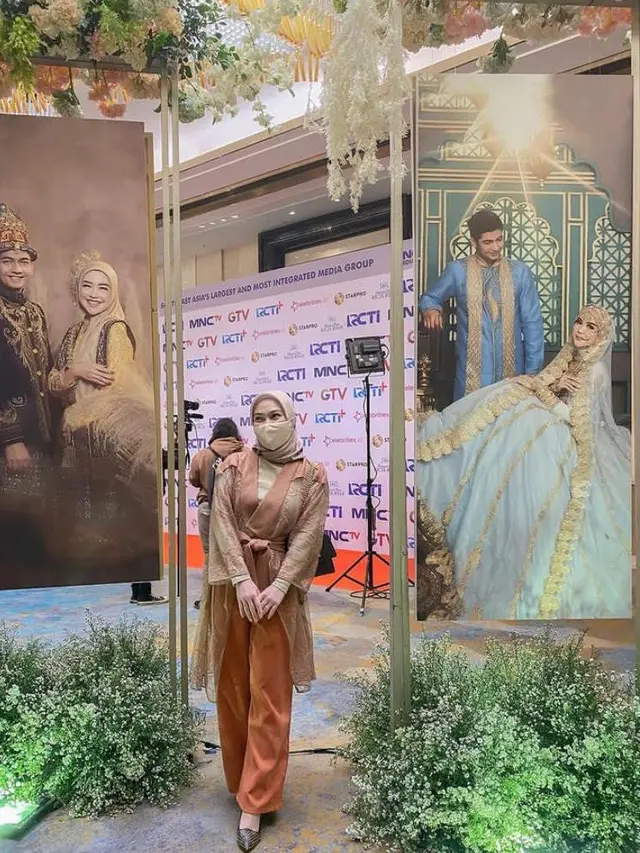 8 Ide Baju Kondangan Hijab Simple dengan Celana dari Dinda Hauw hingga Citra Kirana