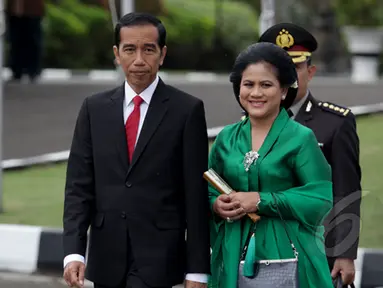 Presiden Joko Widodo didampingi Ibu Negara Ny. Iriana Joko Widodo sesaat sebelum memasuki pesawat kepresidenan untuk berkunjung ke Malaysia di Bandara Internasional Halim Perdanakusumah, Jakarta, Kamis (5/2/2015). (Liputan6.com/Faizal Fanani)