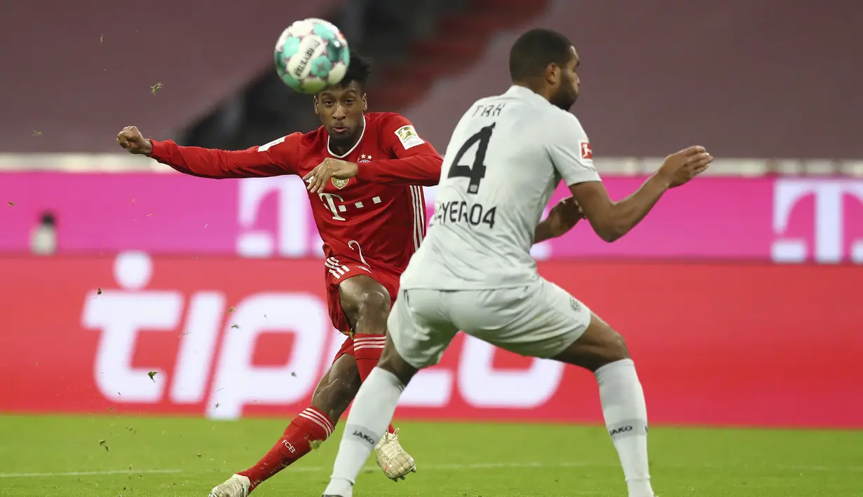 Striker Bayern Munich, Kingsley Coman (kiri) melepaskan tendangan di depan bek Bayer Leverkusen, Jonathan Tah dalam laga lanjutan Liga Jerman 2020/2021 pekan ke-30 di Allianz Arena, Munich, Selasa (20/4/2021). Bayern Munich menang 2-0 atas Leverkusen. (AP/Matthias Schrader/Pool)