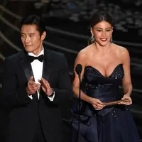 Lee Byung Hun dan Sofia Vergara di panggung Oscars 2016. foto: dramafever.com