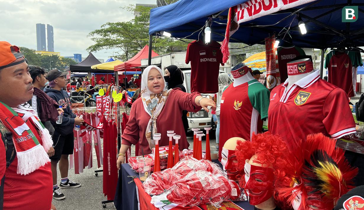 Kehadiran para suporter Timnas Indonesia juga dimanfaatkan para pedagang di area KLFA Stadium untuk menjual pernak-pernik serta atribut untuk mendukung Timnas Garuda. (Bola.com/Zulfirdaus Harahap)