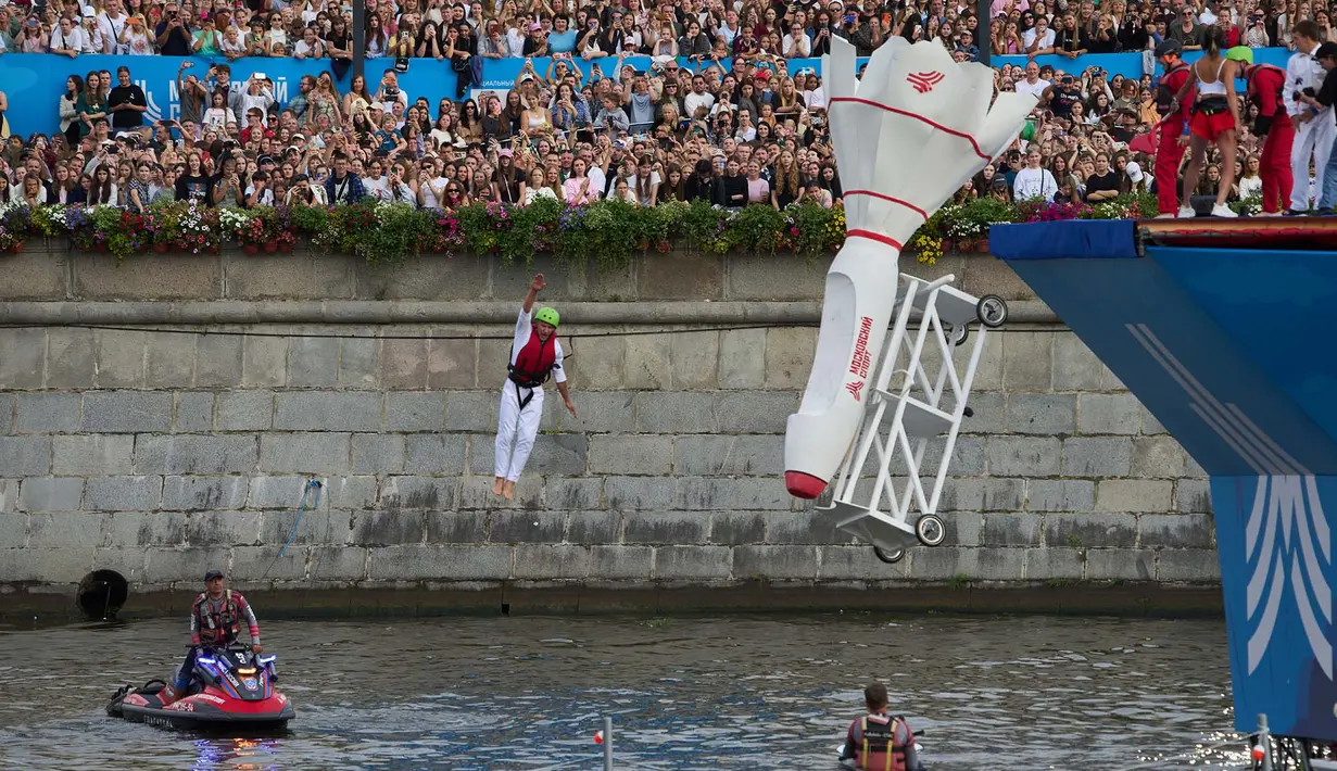 Seorang peserta melompat dari wahana terbang rakitannya saat festival olahraga Letfest di Muzeon Art Park, Moskow, Sabtu, 22 Agustus 2026. (Foto AP/Alexander Zemlianichenko)