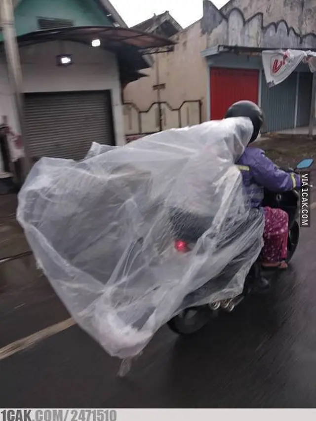 10 Momen Pengendara Pakai Jas Hujan Plastik saat Hujan Ini Kocak