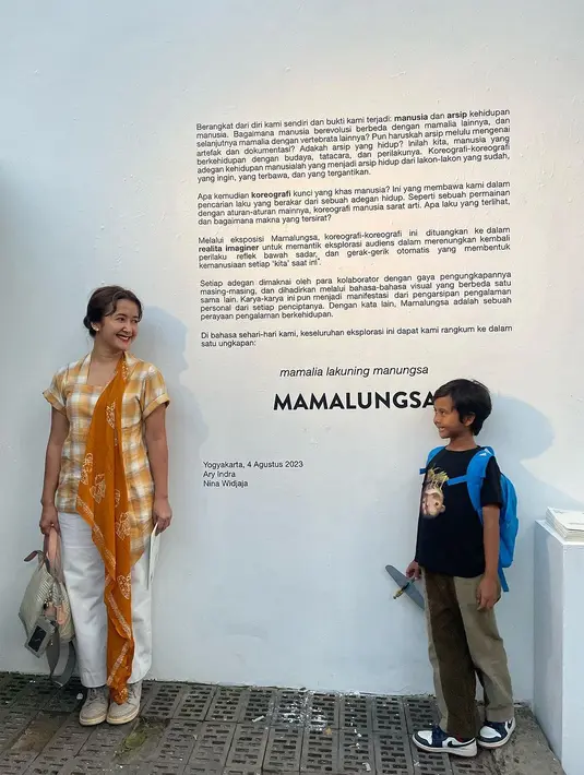 Di kesmepatan lain, Widi juga menyelipkan kain dalam outfit hariannya. Di sini terlihat Widi menganakan kain yang menjuntai di atas pakaiannya. [Foto: Instagram/widimulia]