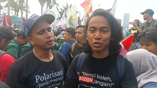 Andovi Da Lopez saat melakukan aksi demonstrasi di Gedung DPR/MPR