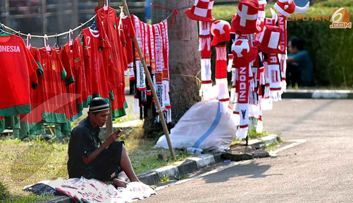 Hanya terlihat beberapa pedagang baju Timnas Indonesia yang menggelar dagangannya di seputaran GBK Jakarta (Liputan6.com/Helmi Fithriansyah)