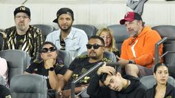 Aktor Jason Sudeikis (kanan) bersama Brendan Hunt (kiri) menikmati laga lanjutan Major League Soccer (MLS) antara Los Angeles FC melawan Inter Miami di Stadion BMO, Senin (04/09/2023) WIB. (AP Photo/Mark J. Terrill)