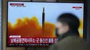 <p>Akibat Peluncuran rudal balistik Korea Utara, Pemerintah Jepang mendesak penduduk Hokkaido untuk berlindung di gedung atau bawah tanah sekitar pukul 08.00 pagi waktu setempat. (AP Photo/Lee Jin-man)</p>
