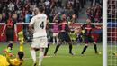 Selebrasi para pemain Bayer Leverkusen merayakan gol pertama ke gawang AS Roma lewat gol bunuh diri Gianluca Mancini pada laga leg kedua semifinal Liga Europa 2023/2024 di BayArena, Leverkusen, Kamis (9/5/2024). (AP Photo/Matthias Schrader)