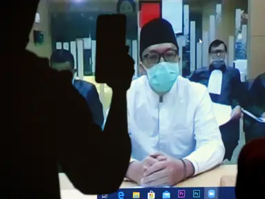 Mantan Menpora, Imam Nahrawi mendengarkan bacaan tuntutan Jaksa Penuntut Umum (JPU) dalam secara online di Gedung KPK, Jakarta,Jumat (12/06/2020). Imam Nahrawi terkait kasus dugaan suap dana hibah pemerintah kepada KONI melalui Kemenpora sebesar 17 miliar. (merdeka.com/Dwi Narwoko)