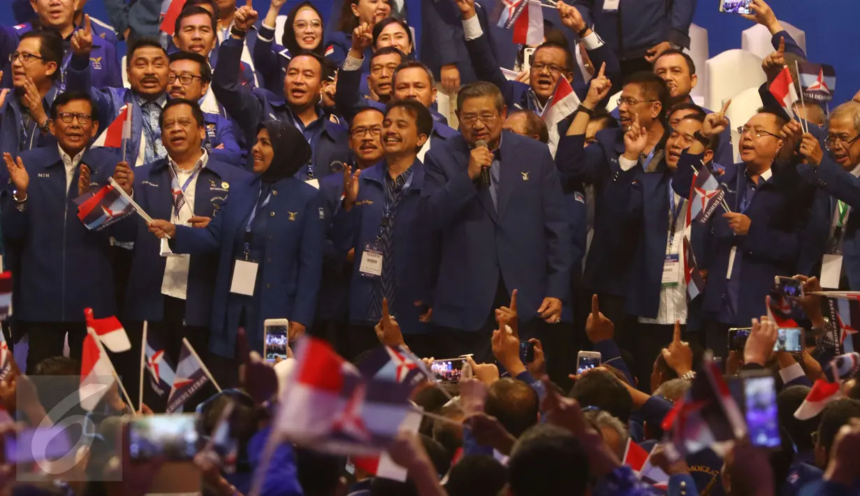Presiden RI ke-6, Susilo Bambang Yudhoyono (SBY) membawakan lagu sebagai dukungan untuk pasangan calon gubernur nomer urut 1, Agus Yudhoyono dan Sylviana Murni, Jakarta, Selasa (7/2).(Liputan6.com/Helmi Afandi)
