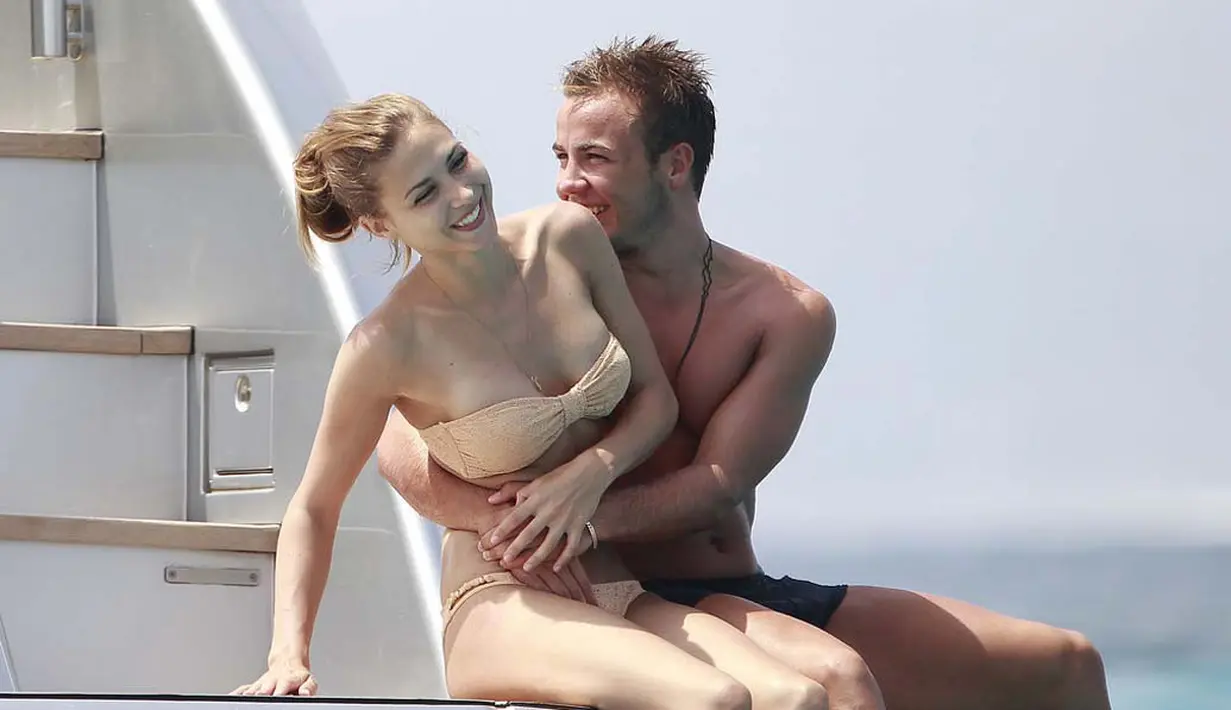 Mario Gotze memilih berlibur di Ibiza bersama pasangannya, Ann Kathrin Brommel, Spanyol (17/7/2014) (Dailymail.co.uk)