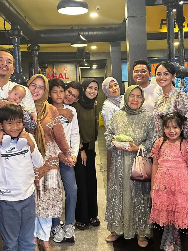 Ririn Ekawati dengan ibu mertua