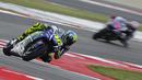 Valentino Rossi berhasil finis kelima, sedangkan Jorge Lorenzo gagal finis karena terjatuh dalam balapan MotoGP San Marino di Sirkuit Misano, Minggu (13/9/2015). (Reuters/Max Rossi)