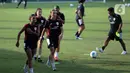 Pemain Tim Nasional (Timnas) Putri Indonesia saat latihan di lapangan latih Jakarta International Stadium (JIS), Jumat (20/6/2025). (Liputan6.com/Helmi Fithriansyah)