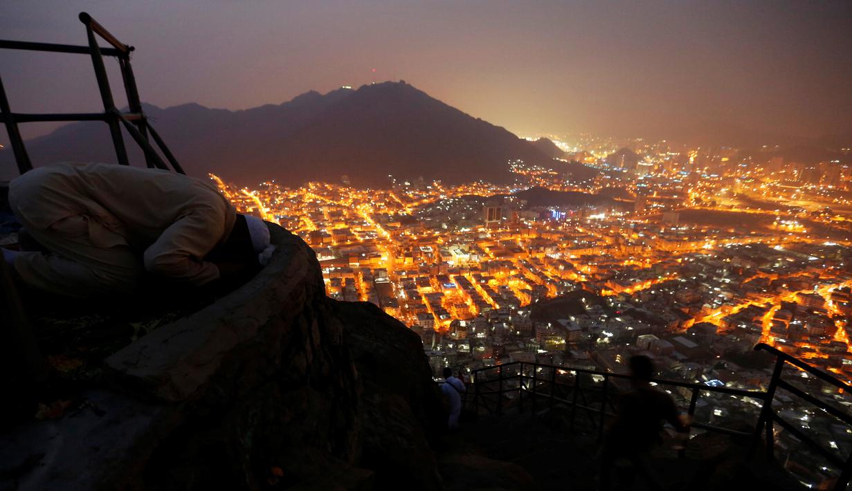Melihat Keindahan Kota Suci Mekah Dari Puncak Jabal Nur Saat Malam