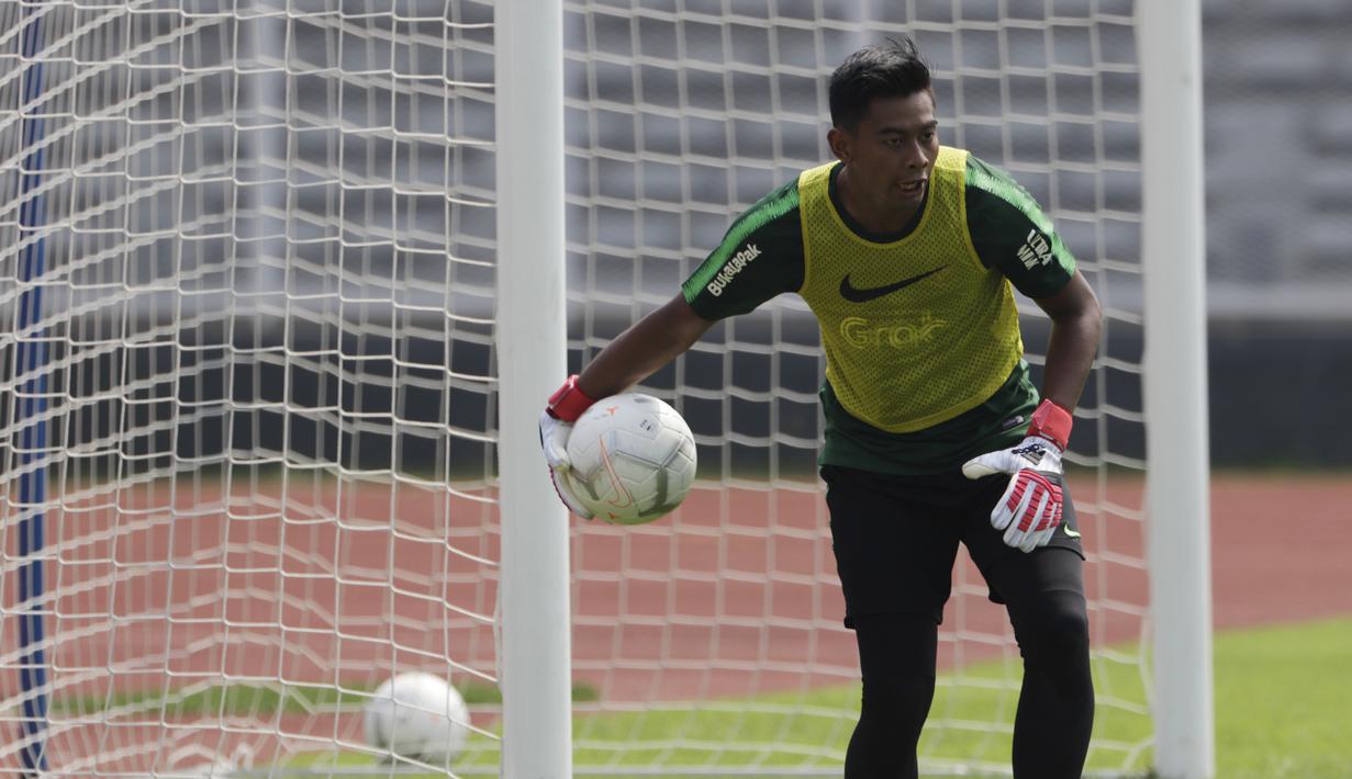 Kiper Timnas Indonesia U-22, Satria Tama, melempar bola saat latihan di Stadion Madya, Jakarta, Selasa (8/1). Latihan ini merupakan persiapan jelang Piala AFF U-22. (Bola.com/Vitalis Yogi Trisna)