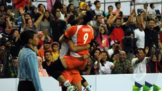 Pevoli putra Surabaya Samator, I Putu Randu W memeluk rekan setimnya usai membekuk Jakarta Pertamina Energi 3-2 di Pertamina Proliga 2015, GOR Dome Balikpapan, (8/2/2015). (Liputan6/com/Helmi Fithriansyah)