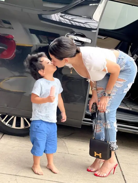 Walau penuh sensasi, Nikita Mirzani mengajarkan kepada anak-anaknya untuk saling sayang. Ia pun memberikan contoh. (Foto: Instagram/@nikitamirzani_172)