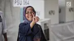 Warga menunjukkan jari kelingking usai Pemungutan Suara Ulang (PSU) Pemilu 2019 di TPS 064  Kelurahan Rawamangun,  Jakarta Timur, Sabtu (27/4). Pelaksanaan PSU dilakukan karena banyaknya pemilih yang menggunakan e-KTP tanpa memiliki A5 saat hari pencoblosan 17 April lalu (Liputan6.com/Faizal Fanani)