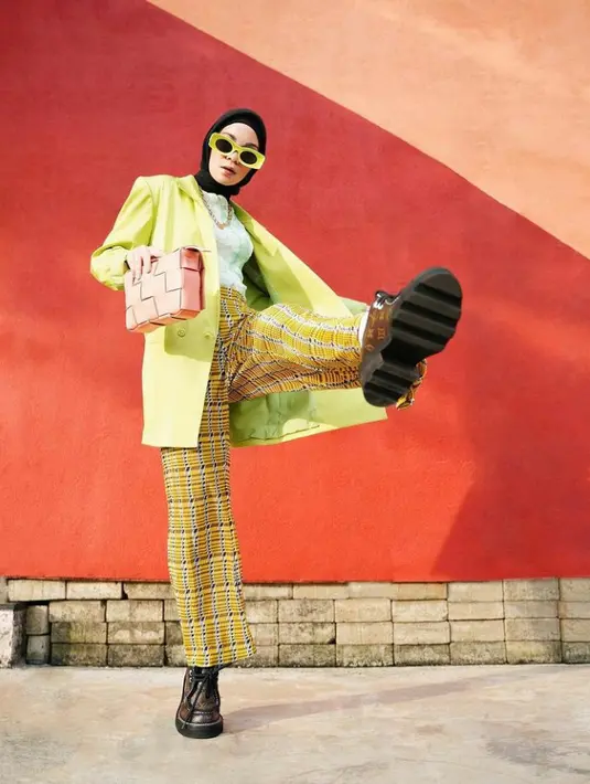 Tak perlu ragu mengenakan blazer warna neon. Outfitmu bisa terlihat makin stylish jika dipadu padankan dengan plaid pants warna kuning dan inner top warna putih. Sempurnakan penampilanmu dengan kaca mata warna selaras. (Instagram.com/Tantri Namirah).