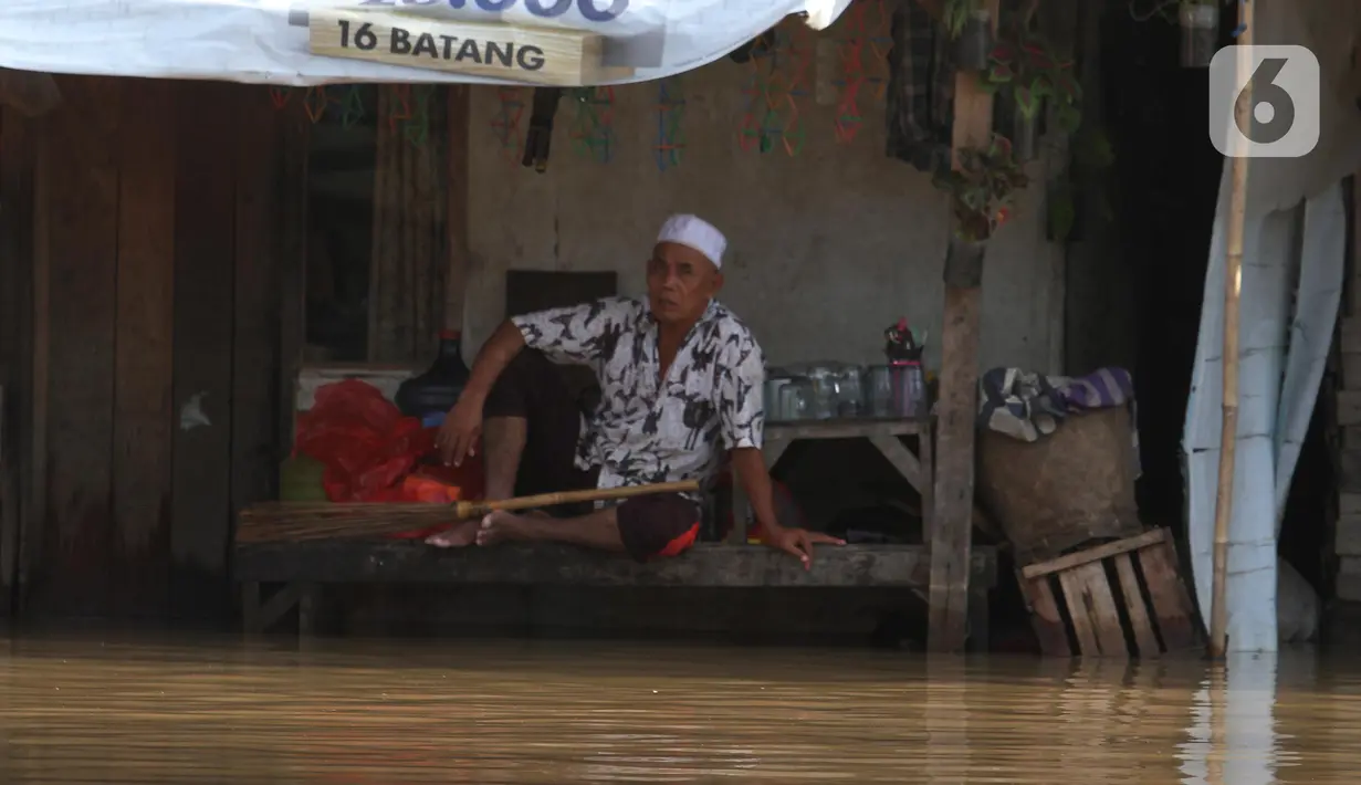 Aktivitas warga saat banjir di Desa Sukajaya, Serang, Banten, Rabu (2/3/2022). Banjir yang melanda kawasan Masjid Banten Lama setelah curah hujan tinggi mengguyur Kota Serang beberapa hari lalu mengakibatkan Kali Cibanten meluap dan menggenangi 22 titik. (merdeka.com/Imam Buhori)