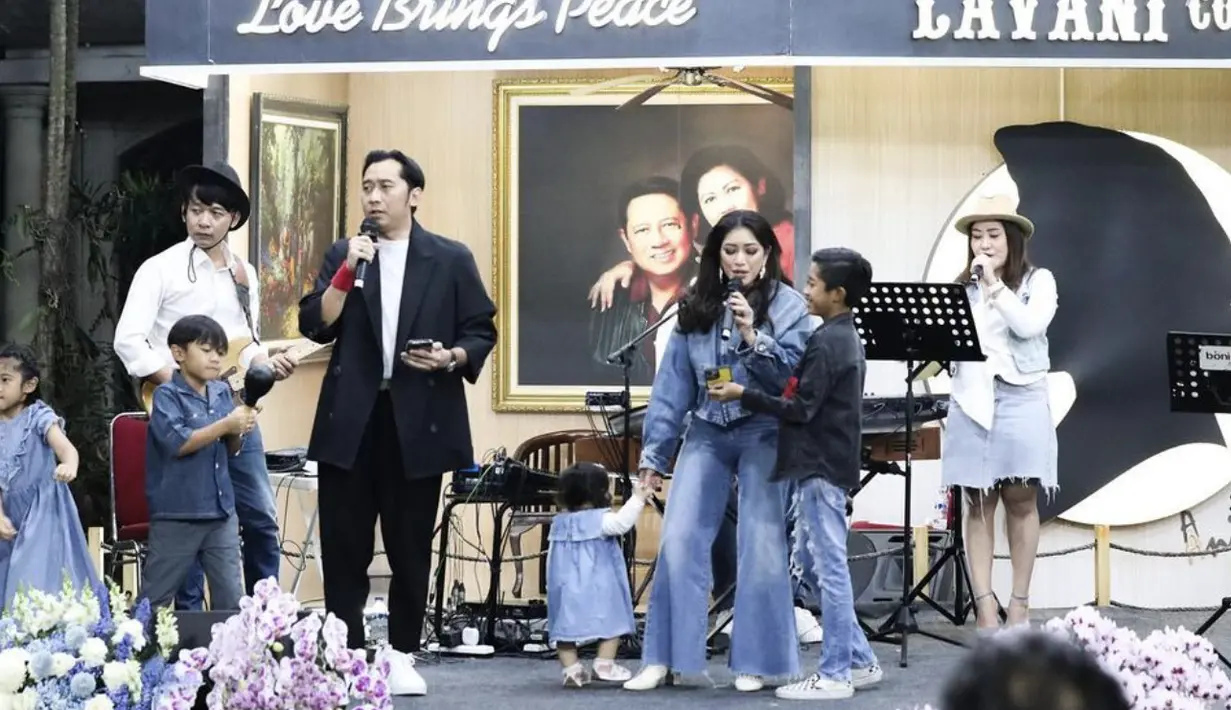 Kali ini, Aliya tampak mengenakan one set denim. Kemeja dan flair pants denim bergaya retro. [Foto: Instagram/ Aliya Rajasa]