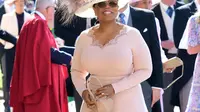 Presenter Oprah Winfrey tiba untuk upacara pernikahan Pangeran Harry dan Meghan Markle di St. George's Chapel, Windsor Castle, Windsor, dekat London, Inggris, Sabtu (19/5). (Ian West/POOL/AFP)