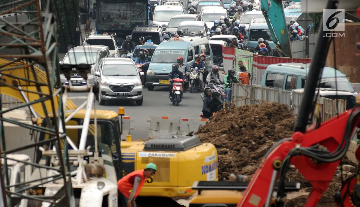 Suasana kepadatan arus lalu lintas di perempatan Matraman, Jakarta, Rabu (5/7). Terkait pembangunan underpass Matraman-Salemba ruas jalan menuju Jatinegara mengalami penyempitan. (Liputan6.com/Helmi Fithriansyah)