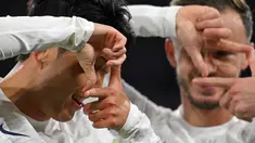 Pemain Tottenham Hotspur Son Heung-Min (kiri) merayakan gol ke gawang Crystal Palace bersama rekan setimnya James Maddison pada pertandingan sepak bola Liga Inggris di Selhurst Park, London, Inggris, Jumat (27/10/2023). (Glyn KIRK/AFP)