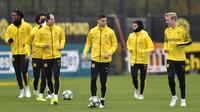 Para pemain Borussia Dortmund melakukan pemanasan selama sesi latihan di Dortmund, Jerman (4/11/2019). Dortmund akan melawan wakil Italia, Inter Milan pada Grup F Liga Champions di Signal Iduna Park. (AP Photo/Martin Meissner)
