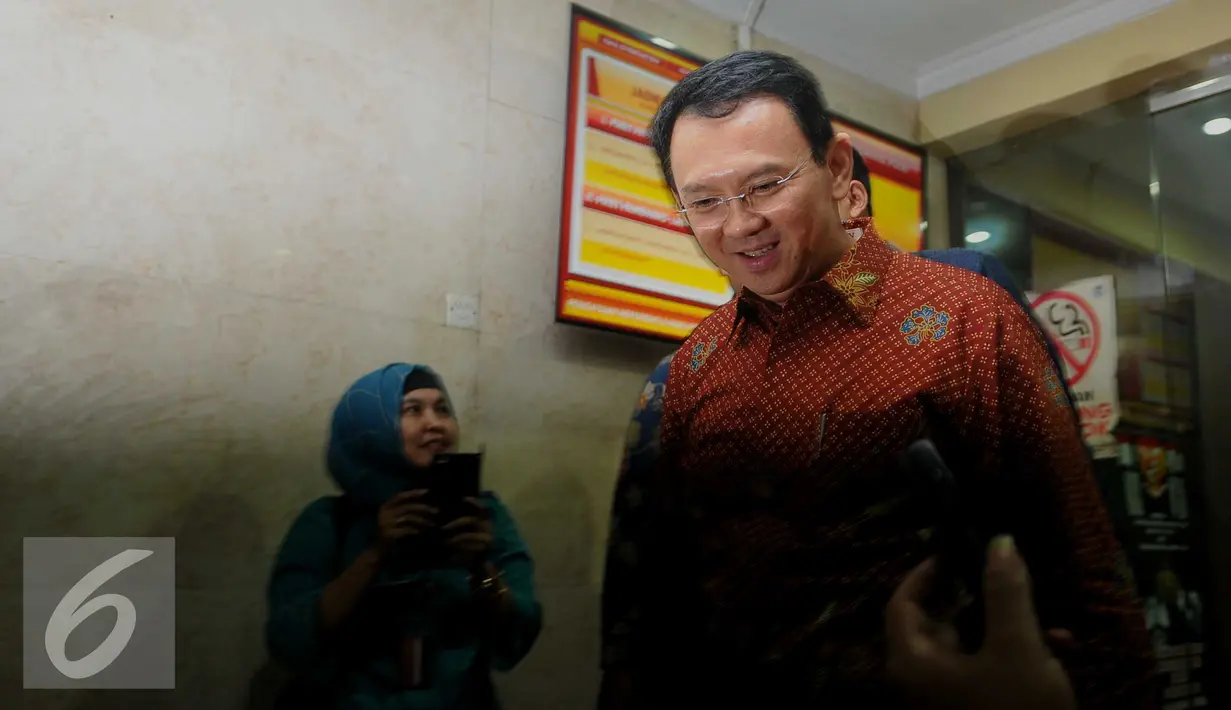 Gubernur DKI Jakarta, Basuki T Purnama berjalan usai menjalani pemeriksaan di Bareskrim Mabes Polri, Jakarta, Kamis (25/2). Ahok diperiksa sebagai saksi bagi dua tersangka Firmansyah dan Fahmi Zulfikar. (Liputan6.com/Gempur M Surya)