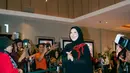 Di momen gala premiere, Irish Bella bergaya modest glamor berbalut serba hitam [@_irishbella_]