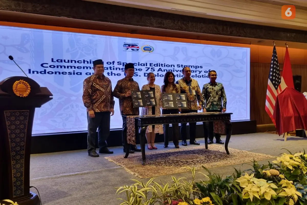 Peluncuran Prangko Edisi Khusus 75 Years of Indonesia and the US Diplomatic Relations di Hotel Borobudur, Jumat (13/12/2024). (Liputan6.com/Tanti Yulianingsih)