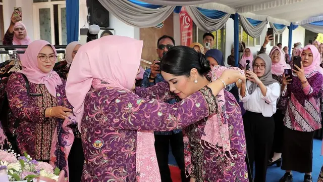 Gaya Humble Elegan Annisa Pohan Bertemu IKAWATI Jatim, Tampil Formal dengan Batik dan Tas Rp33jutaan
