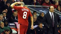 Gelandang Liverpool, Steven Gerrard melangkah keluar lapangan disaksikan manajer Rafael Benitez dalam sebuah partai Liga Champions di Anfield pada 20 Oktober 2009. AFP PHOTO/PAUL ELLIS