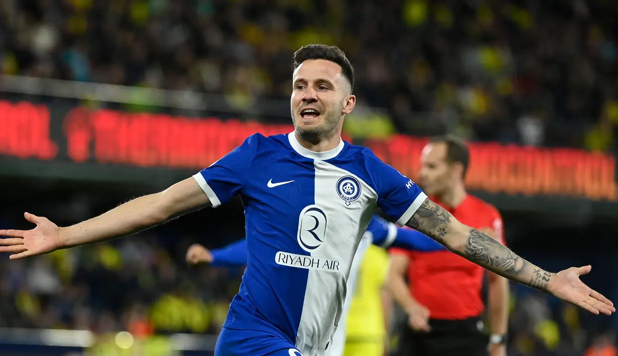 Gelandang Atletico Madrid, Saul Niguez melakukan selebrasi setelah mencetak gol saat pertandingan sepak bola Liga Spanyol melawan Villarreal CF di Stadion La Ceramica, Villarreal, pada 1 April 2024. (JOSE JORDAN/AFP)