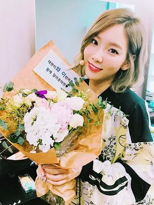 Sedang melakukan syuting drama berjudul “Lipstick Prince”, kejutan berupa mobil minuman itu sungguh mengejutkan bagi Heechul.  (Instagram/taeyeon_ss)