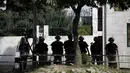 Polisi berjaga di gedung parlemen jelang Presiden Ram Baran Yadav mengesahkan konstitusi baru di Kathmandu, Nepal, Minggu (20/9/2015). Kampanye menciptakan negara modern di Nepal sudah dimulai lebih dari 65 tahun yang lalu. (REUTERS/Navesh Chitrakar)