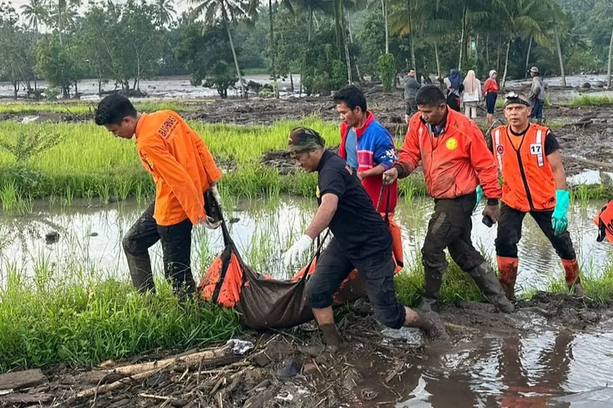 Petugas gabungan mengevakuasi jenazah korban banjir lahar dingin di Kaki Gunung Marapi, Kabupaten Agam, Minggu (12/5/2024). (Liputan6.com/ ist)