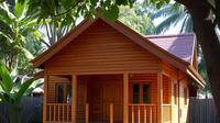 Model Rumah Kayu Sederhana Tapi Indah di Kampung (Sumber: qwen.ai)