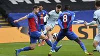 Gelandang Chelsea, Kai Havertz (tengah) melepaskan tendangan yang berbuah gol pertama timnya ke gawang Crystal Palace dalam laga lanjutan Liga Inggris 2020/2021 pekan ke-31 di Selhurst Park, London, Sabtu (10/4/2021). Chelsea menang 4-1 atas Crystal Palace. (AP/Justin Tallis/Pool)